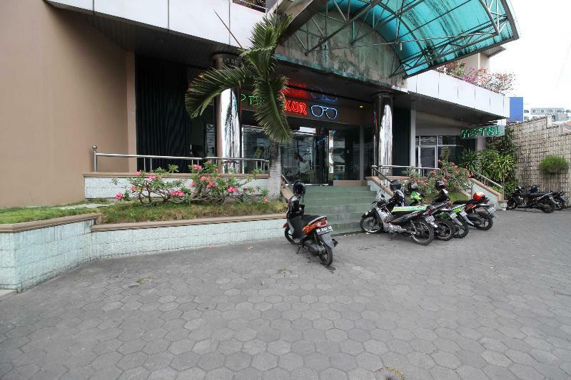 Akur Hotel Malioboro RedPartner Yogyakarta Exterior foto