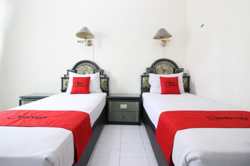 Akur Hotel Malioboro RedPartner Yogyakarta Exterior foto